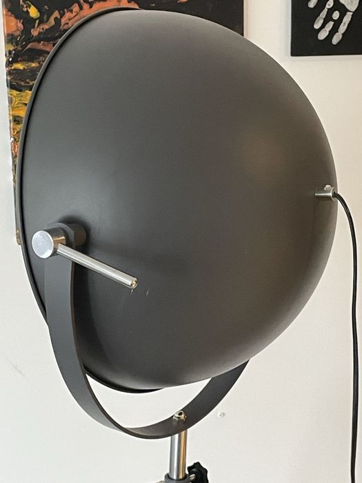 Lampadar stil industrial cu reflector lampa si trepied, din metal, gri