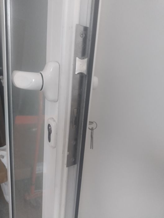 Врата със стъкло от алуминиева дограма