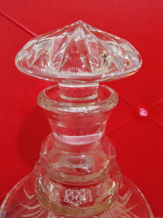 Две кристални гарафи и 6 кристални чаши за ракия