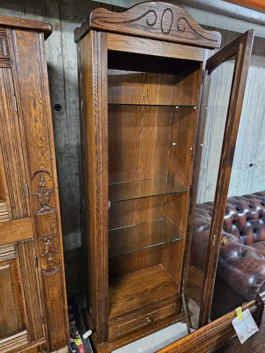 Елегантна витрина с осветление в стил Рустик