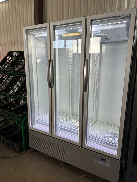 Vitrina Frigorifica cu 3 usi batante / -1 +8 C/150x70x205cm/  NOU