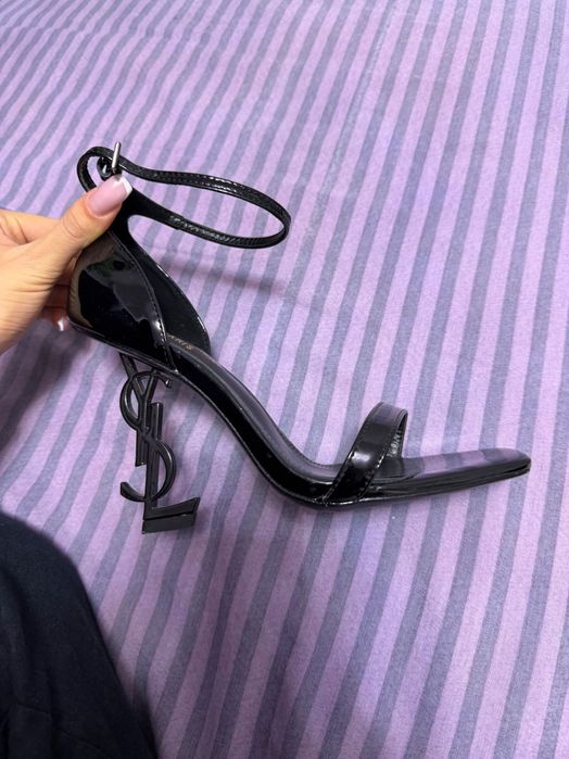 Елегантни черни токчета Saint Laurent – размер 38, почти нови