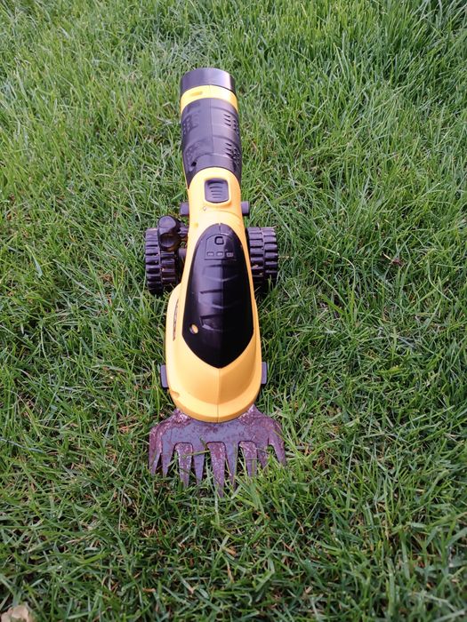 Акумулаторно тримерче за трева