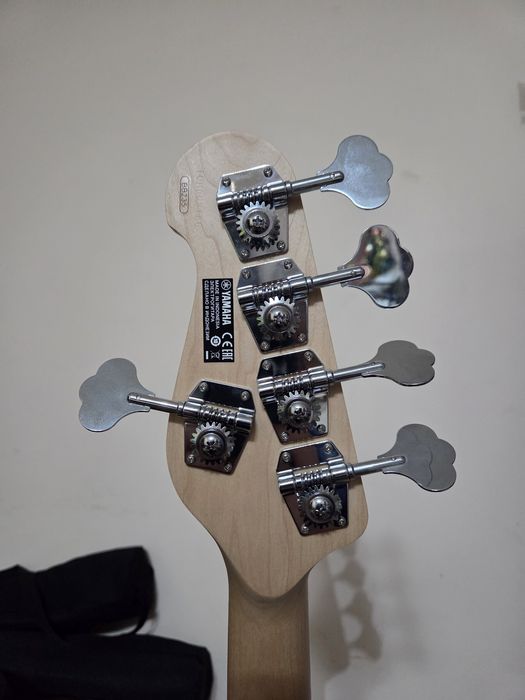 Продаю электрогитары с подставками для гитары!