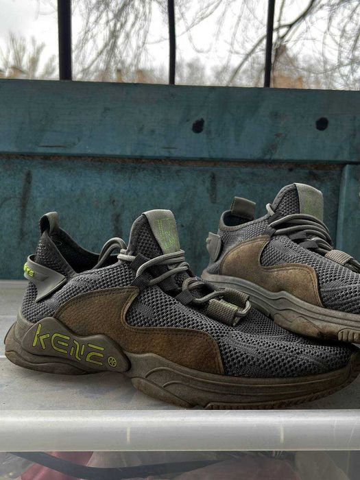 Кроссовки сеточные.