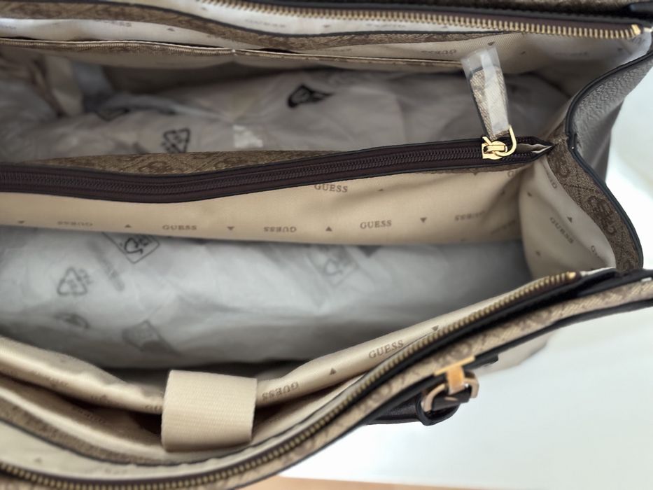 Guess travel bag logo