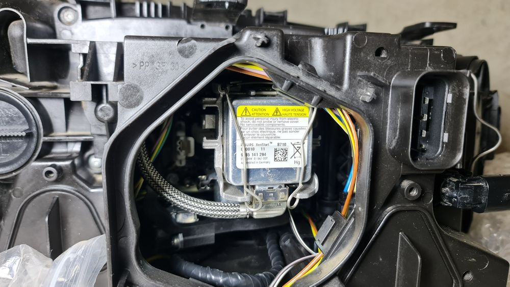 BMW е83 x3 ляв фар биксенон завиващ