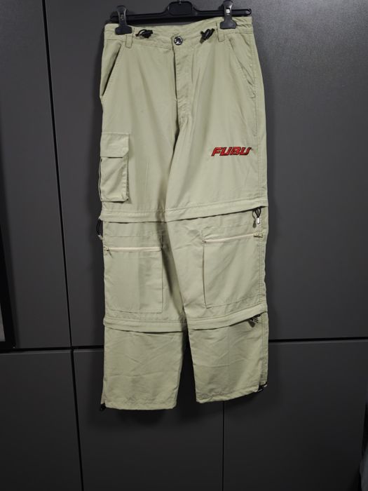 Pantaloni de fas Fubu care se fac scurti