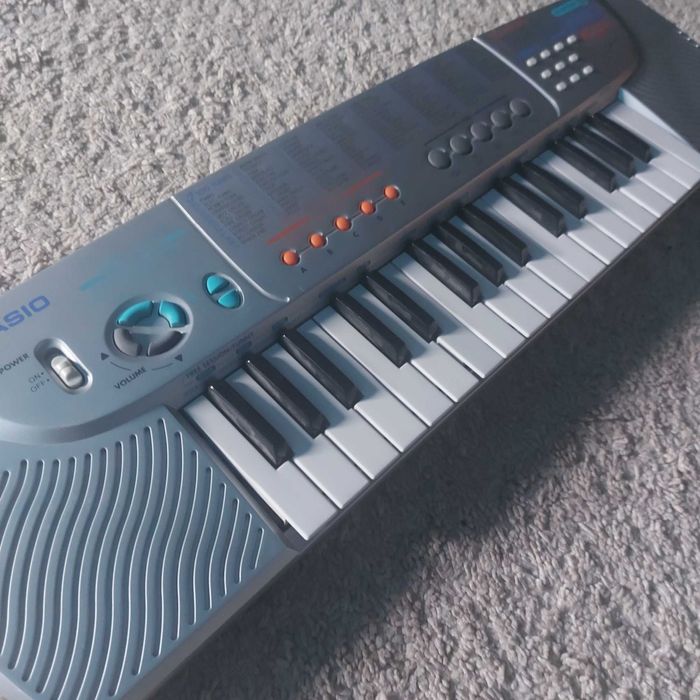 Orga Casio (pian baterii) 100 de tonuri 5 cantece demo pret negociabil