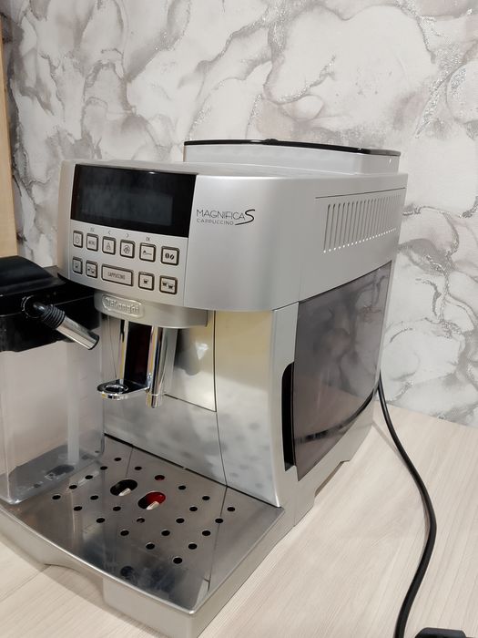 Продам Срочно  кофе машину делонги