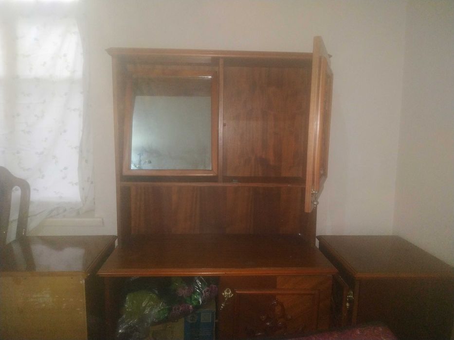 Продается красивое Румынское трюмо и тумбочки. не дорого.