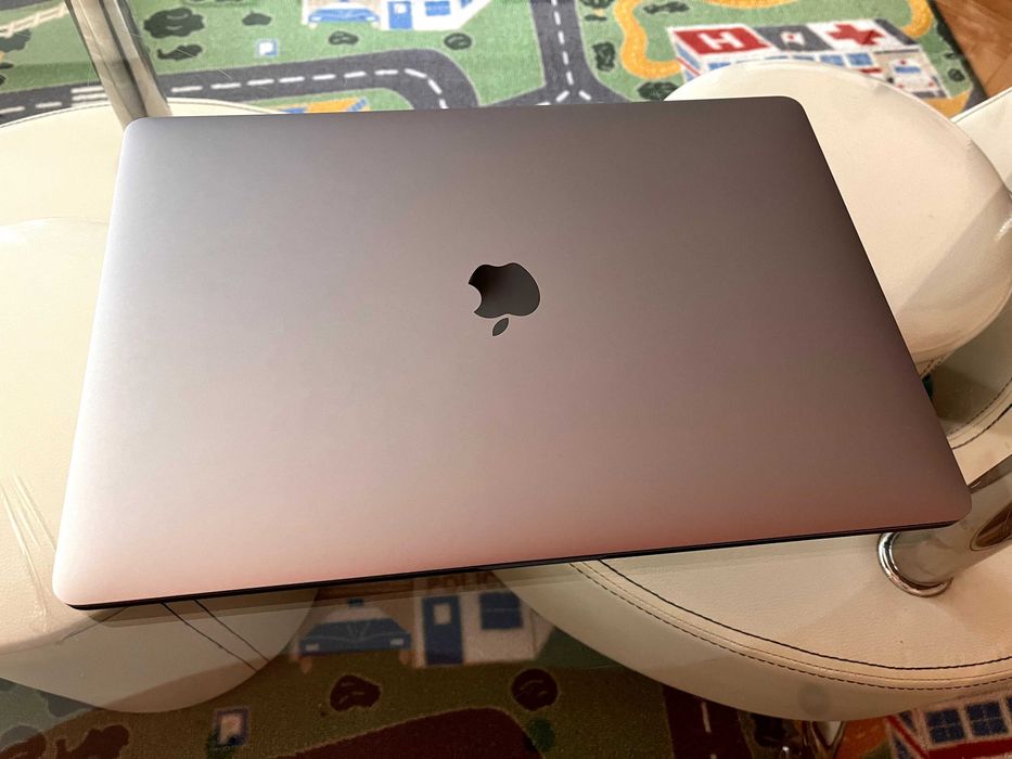 MacBook Pro 2018 15.4 inch 32 GB DDR 4, 2.2GHz i7 6 Core, 256GB SSD
