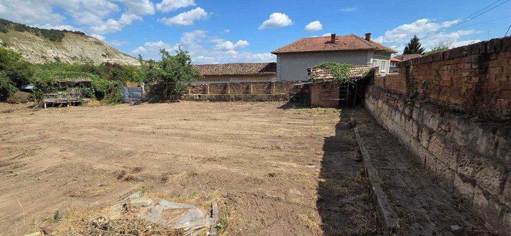 Къща с жилищна пристройка, равен двор и стопански постройки в с. Острица