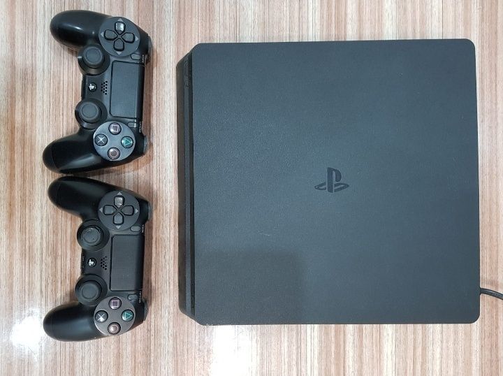 PlayStation 4 - отличное состояние + игры + 2 геймпада