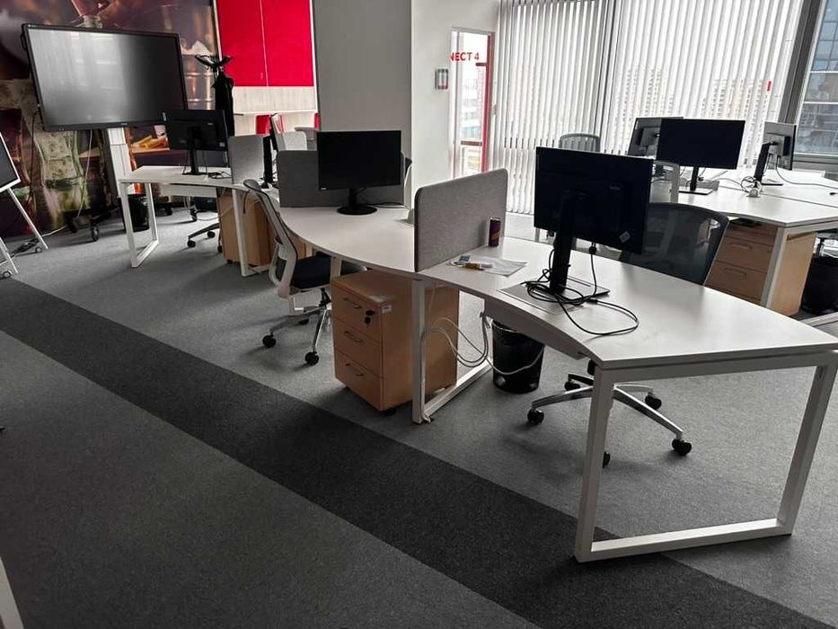 Модулни офис бюра ORT с прегради – конфигурации до 6 работни места