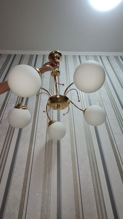 Продам красивую белую люстру