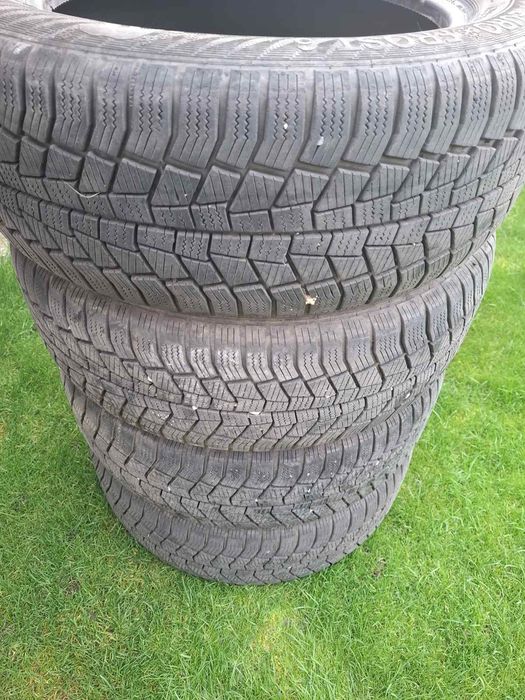 Продавам четири броя гуми 205/55 /16  Т