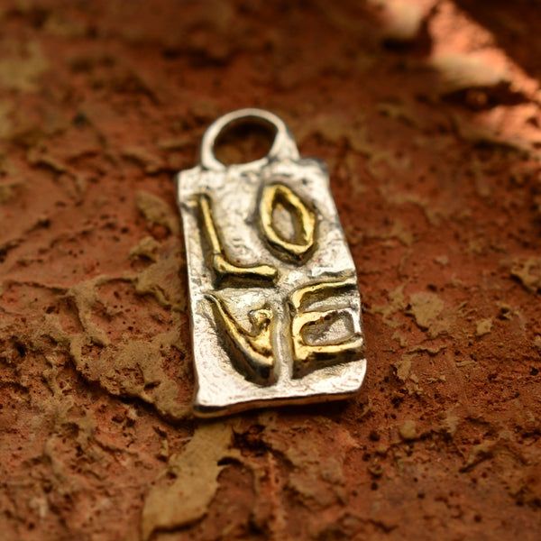 Сребърен Медальон 925 „LOVE“ – Скулптурен Талисман за Любов, Бижу