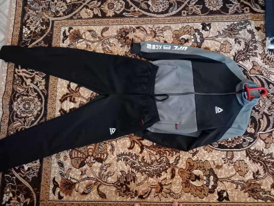 Мужские костюмы.