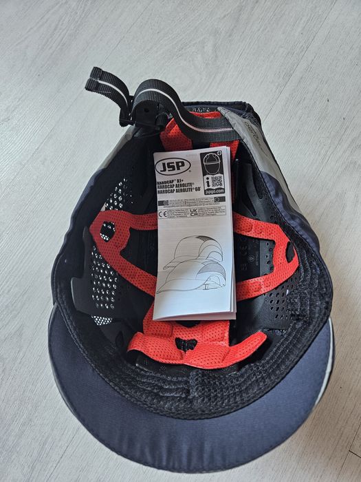 *НОВИ* Шапка с предпазна вътрешност.