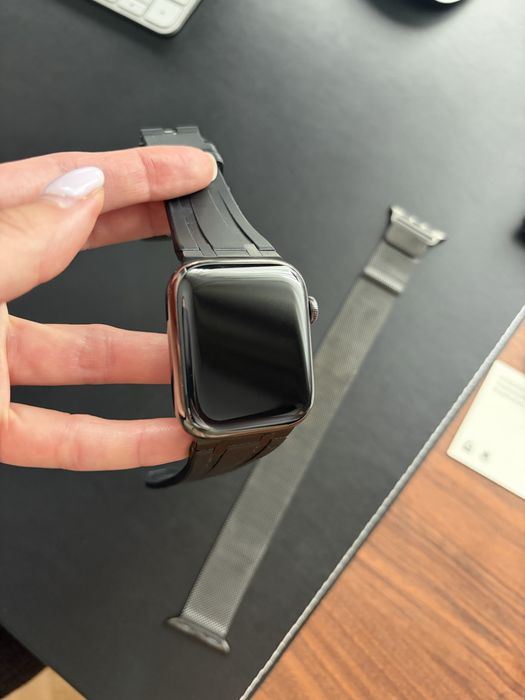 Apple Watch Series 7 45mm – impecabil – 2 brățări + încărcător