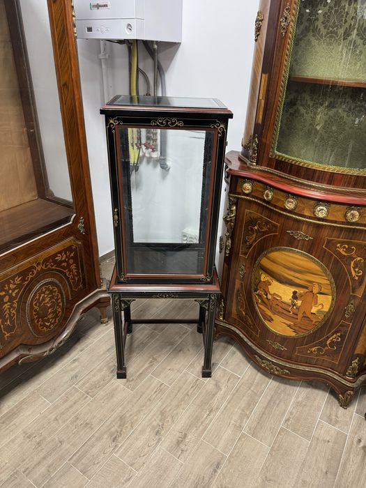 Vitrina centrala pentru expuneri, din lemn cu picturi manuale