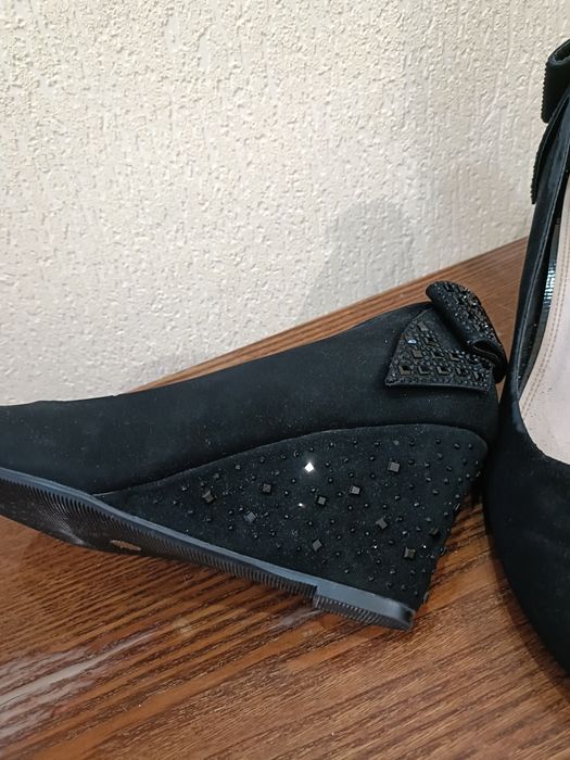 Продам замшевые  туфли ,отделка камнями.Замш натуральный.