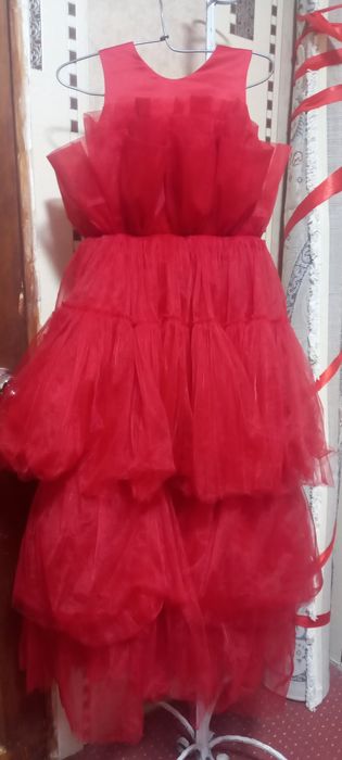 Продам платье со шлейфом красное