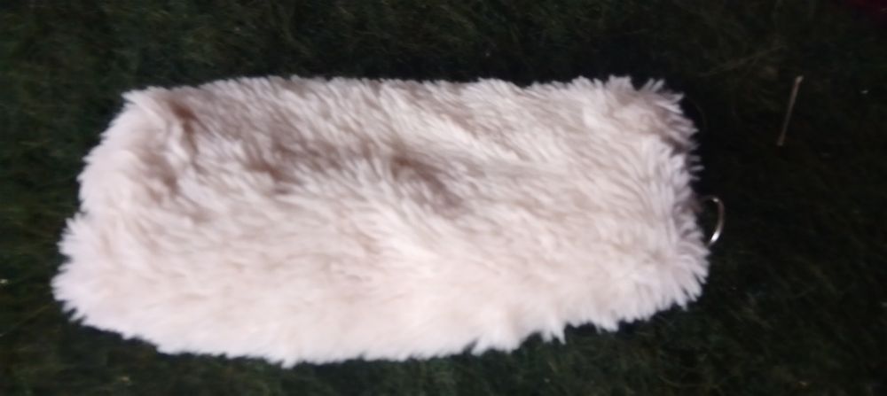 Уред за сушене на обувки, огледалце и несесер за гримове