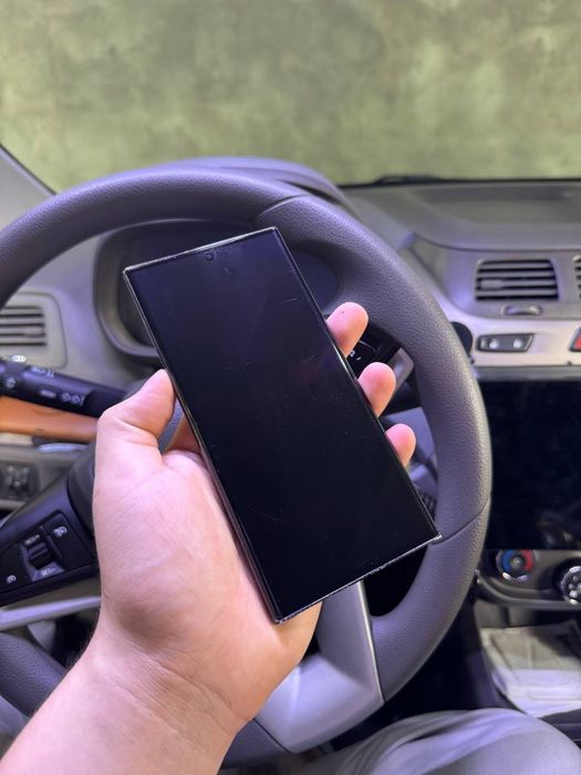 Samsung S23 Ultra Ekranda hol bor kichkina