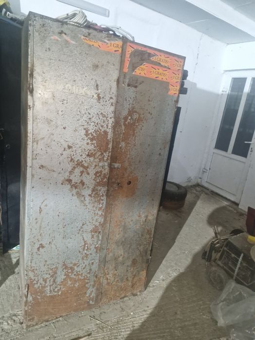 Vând doua dulapuri metalice