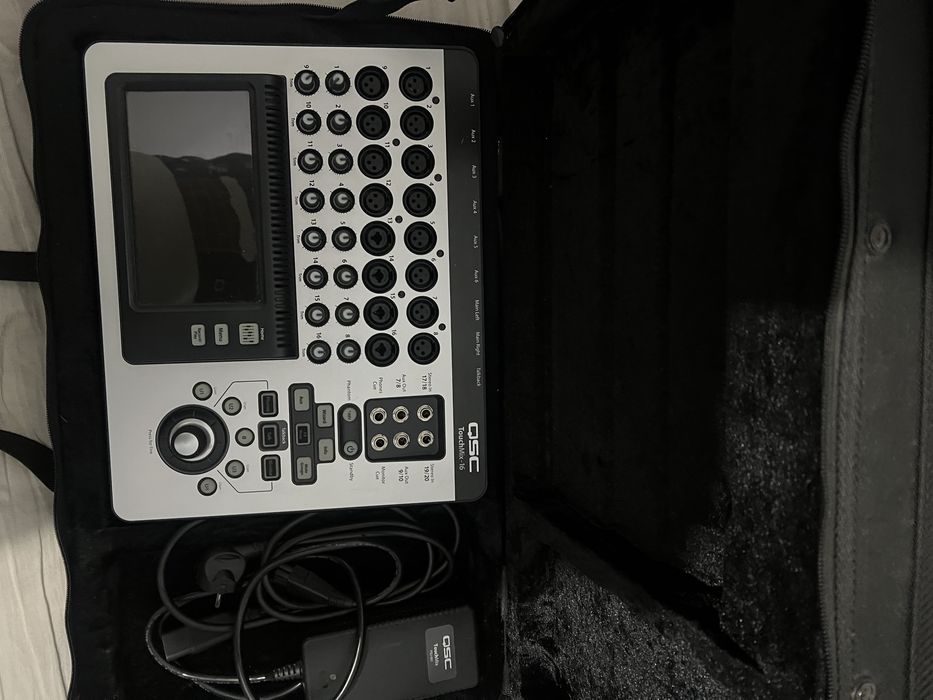 QSC TouchMix-16 Мобилен Дигитален миксер с тъч скрийн