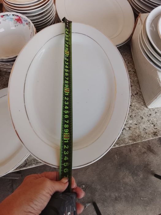 Продам красивые белые тарелки.