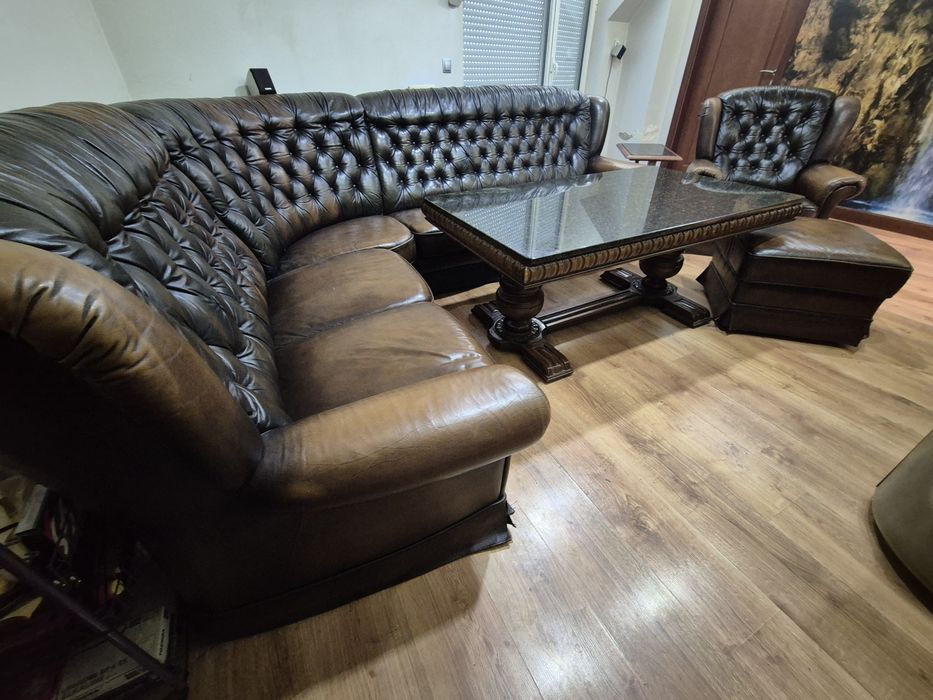 Честърфийлд от естествена кожа с маса за хол