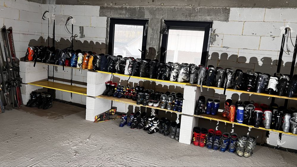 Vând schiuri și clapari