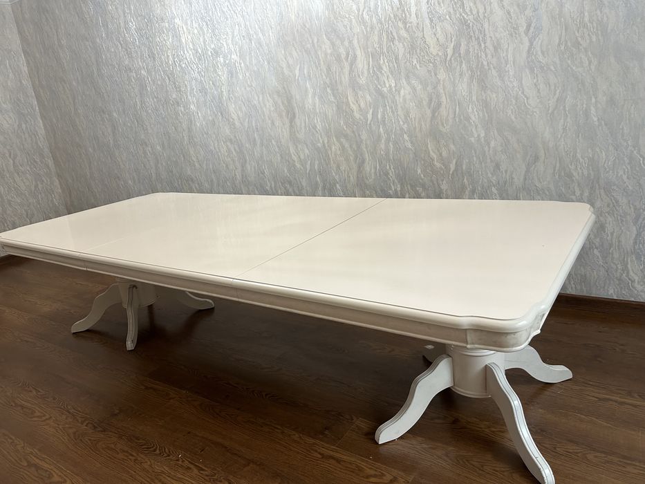 Продается стол гостиный