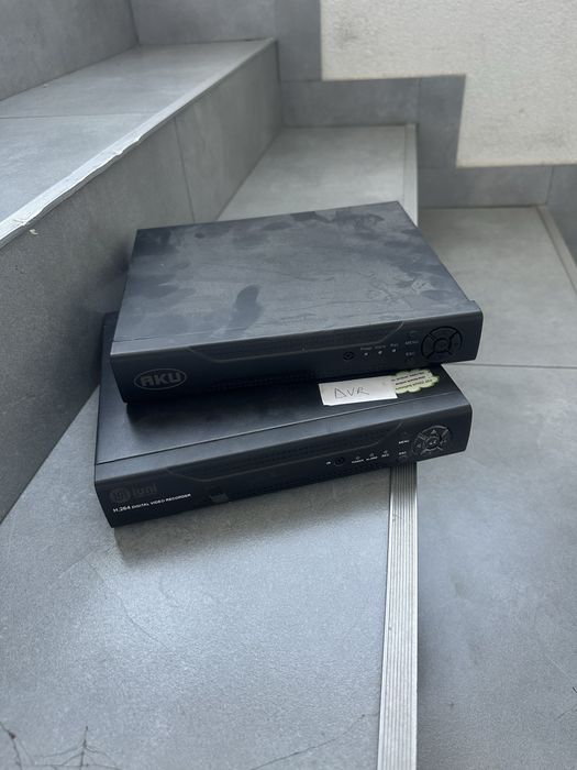 două unități standalone tip DVR (Digital Video Recorder)