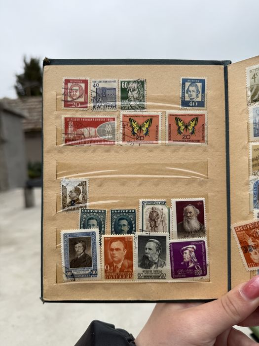 Малък класьор с различни пощенски марки