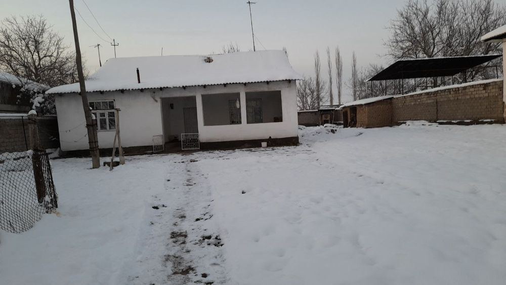 Ховли уй сотилади 15 соток, атрофи уралган, газ, свет ичимлик суви бор