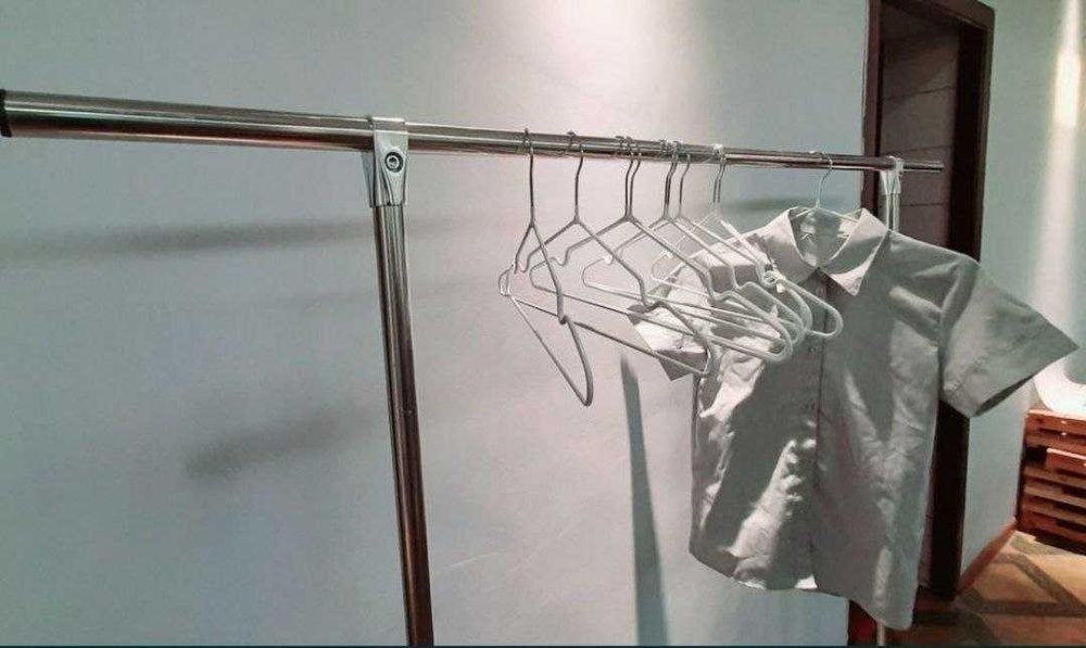 Напольная вешалка для одежды гардеробная