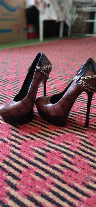 Qizlar pol sapogi va tuflisi sotiladi.