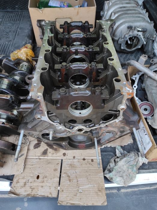 Блок циллиндров двс  2UZ-FE.