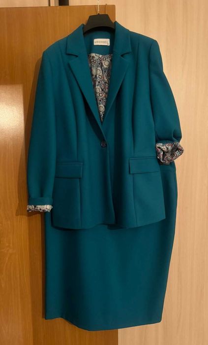 Продам костюм с юбкой