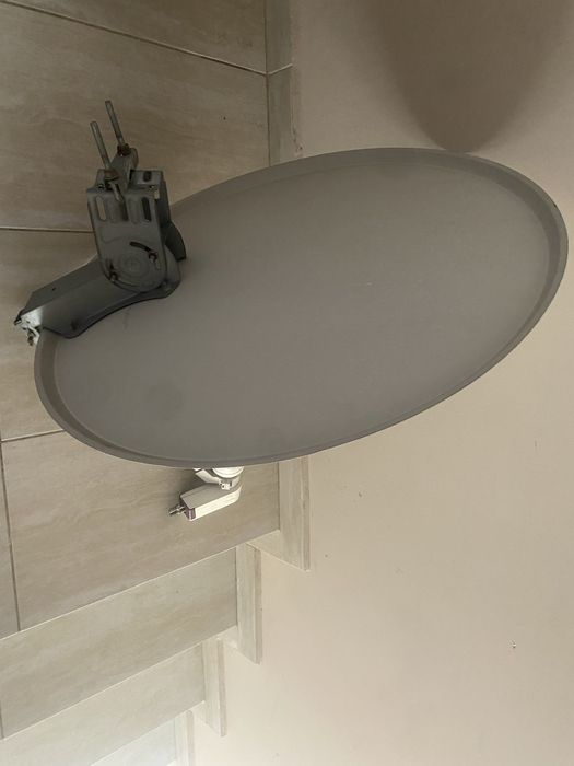 Двоен конвертор със сателитна чиния