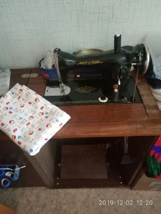Продам машинку швейную