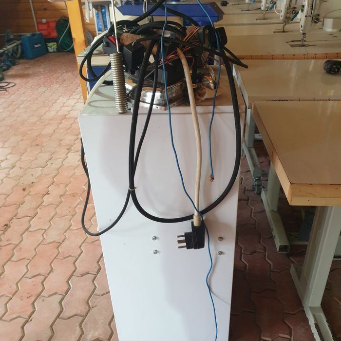 Boiler profesional pentru călcat și două mese de călcat, boilerul este