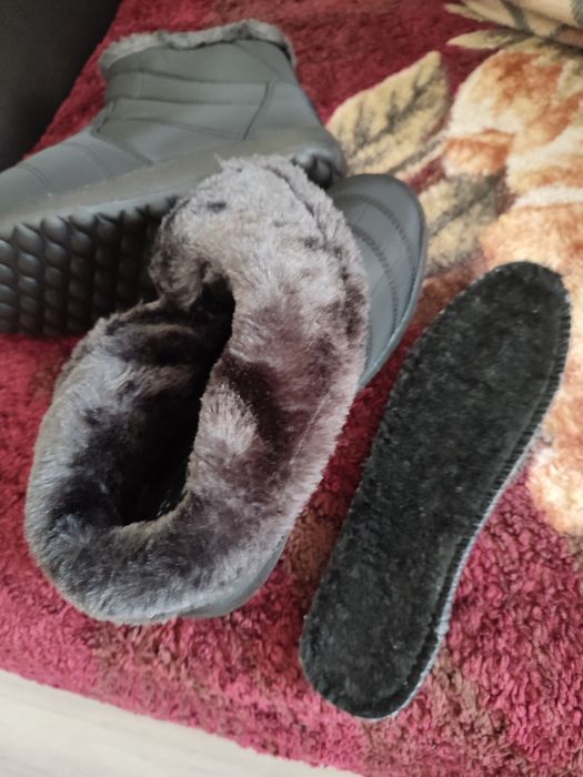 Сапоги не промокаемые, лёгкие, очень красивые, новые 42-43 р.