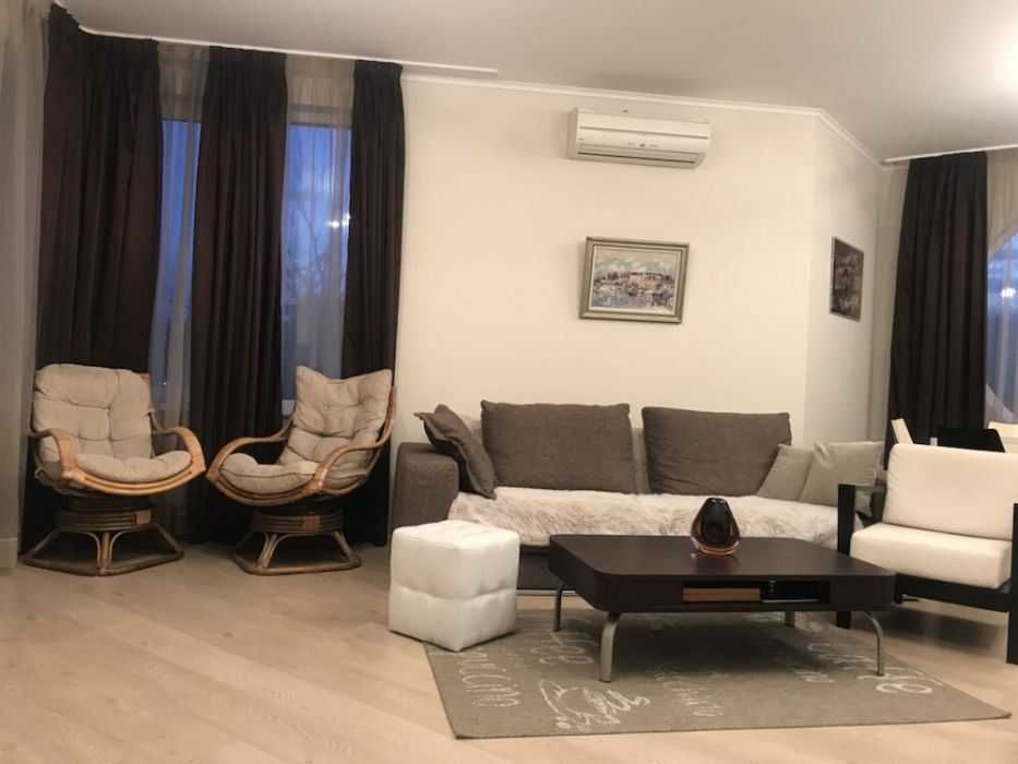 Продава се Тристаен апартамент в София, Център - 91 кв.м за 1141 €/кв.м - Снимка #2