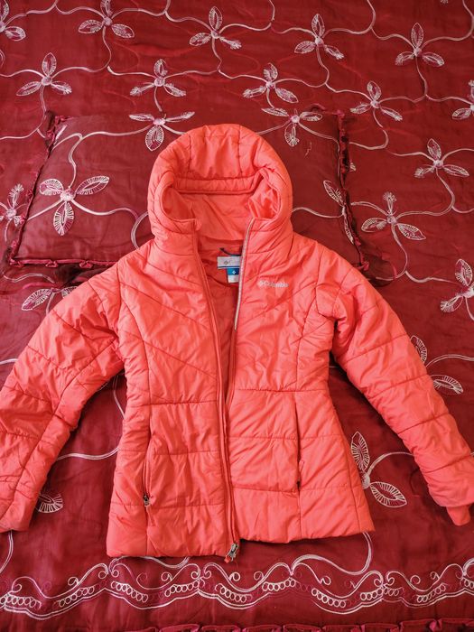 Продам куртки на девочку.