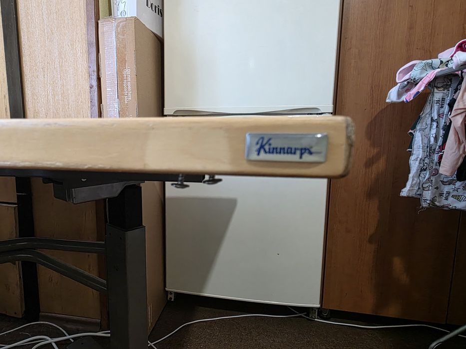 Масивно асиметрично (ъглово) бюро с механизъм Kinnarps